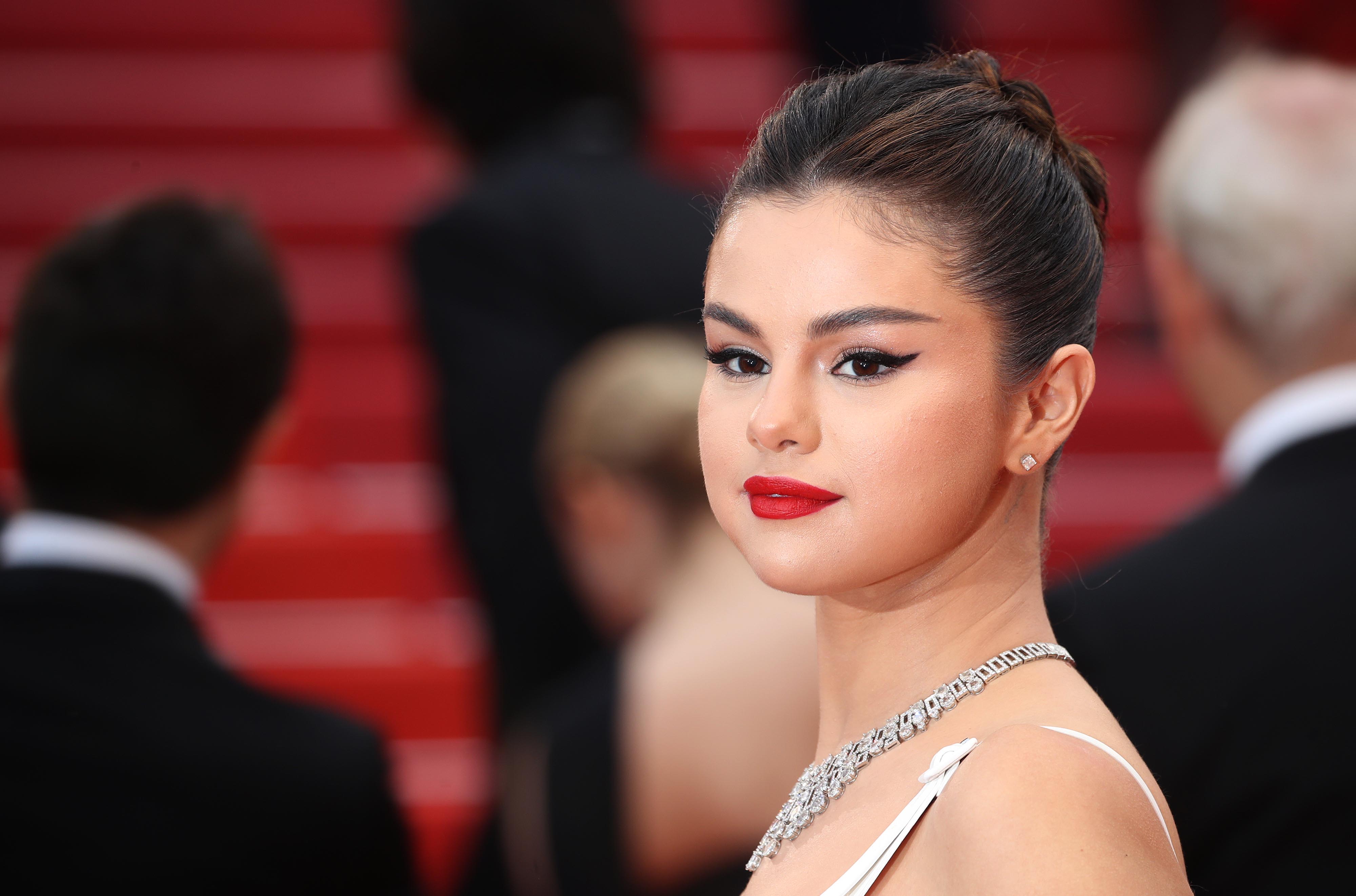 Selena Gomez Iznenadila Pojavom Na Crvenom Tepihu Zene Ba