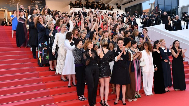 Ženski marš na crvenom tepihu u Cannesu