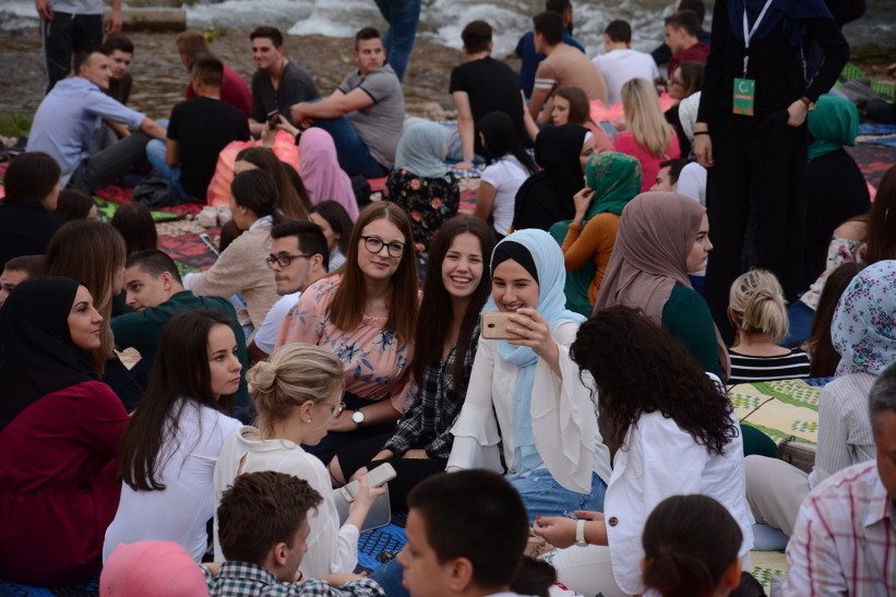 Više od hiljadu mladih iftarilo ispod Starog mosta u Mostaru