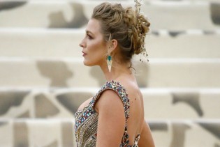 Blake Lively u raskošnoj Versace haljini kao najljepša barokna muza obilježila Met Galu