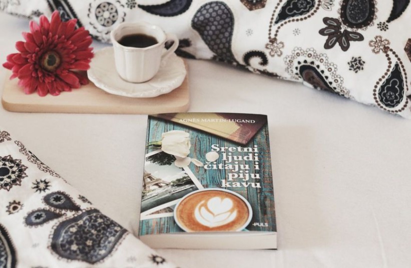 "Sretni ljudi čitaju i piju kavu" knjiga je privlačna naslova, ali burnih emocija