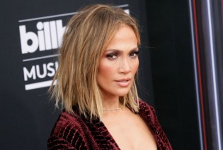 Neuobičajeno? Jennifer Lopez u haljini kakvu rijetko bira za crveni tepih