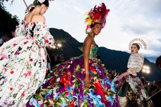 Naomi Campbell u pernatoj haljini ukrala show na Dolce & Gabbana reviji u Italiji