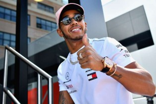 Lewis Hamilton u suknji i kiltu pozirao za GQ da bi se ispričao zbog posramljivanja nećaka