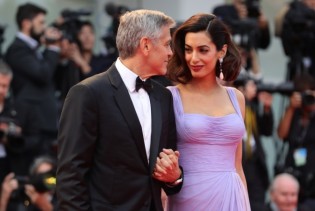 Izgled Amal Clooney oduzima dah