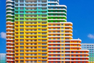 Vibrantni kolorit u kombinaciji s modernom arhitekturom