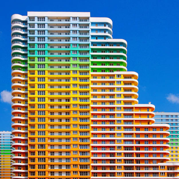 Vibrantni kolorit u kombinaciji s modernom arhitekturom