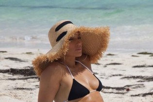 Jennifer Lopez i s 49 godina ima trbušnjake na kojim joj zavidimo