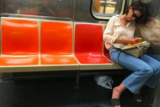 Sama u metrou: Katie Holmes nakon razvoda od Toma živi daleko od holivudskog klišea