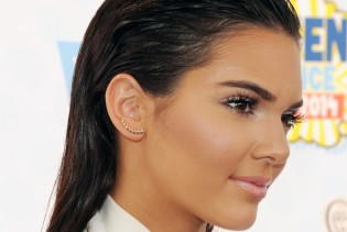 Kim Kardashian i druge slavne dame vraćaju u modu mokru kosu