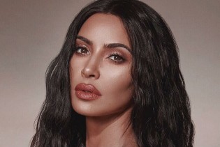 Kim Kardashian pokušava vratiti u modu nakit za zube