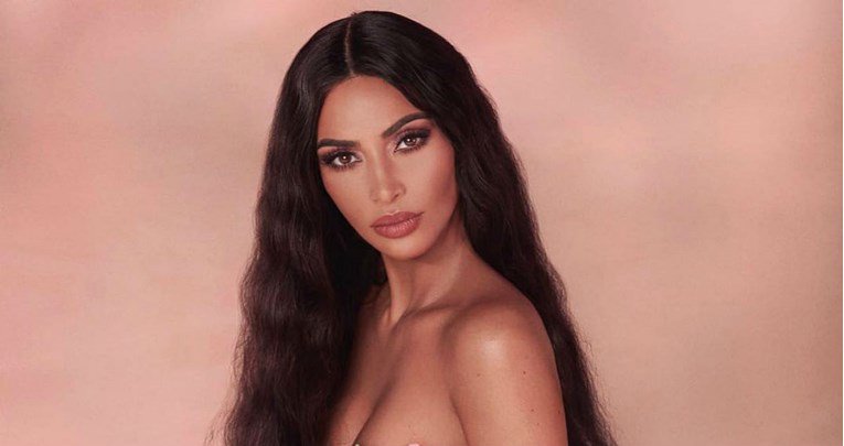 Kim Kardashian ponovno se fotkala gola, prekrila se samo cvijećem