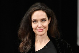 Angelina Jolie u kaputu bez kojeg je nemoguće zamisliti proljeće