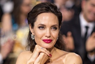 Angelina Jolie izgleda prekrasno u haljini koja nikada ne izlazi iz mode