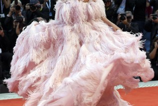 Nikad ljepša Lady Gaga pomela konkurenciju na crvenom tepihu filmskog festivala
