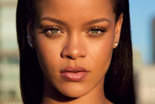 Rihanna se pohvalila novom figurom u uskoj prozirnoj haljini