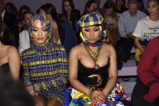 Rita Ora i Nicki Minaj odlično nose neobične Versace kreacije