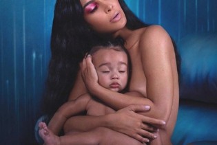Kim Kardashian pozirala u toplesu s kćerkom, fanovi misle da je pretjerala