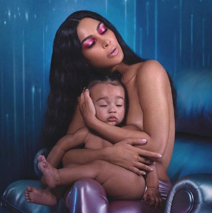 Kim Kardashian pozirala u toplesu s kćerkom, fanovi misle da je pretjerala
