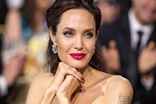 Angelina u haljini s visokim prorezom ponovila svoj legendarni modni trenutak