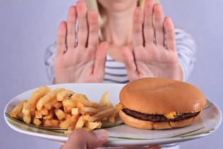 Naglo odricanje od nezdrave hrane izaziva glavobolje, vrtoglavice, nesanicu...