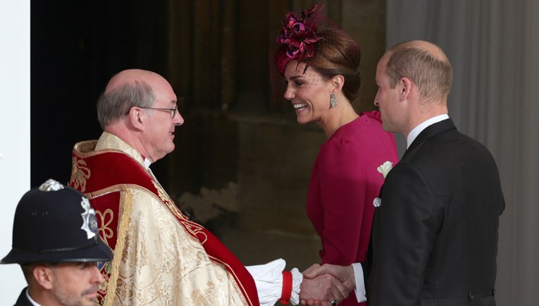Kate Middleton zablistala u boji ciklame