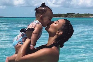 Kim Kardashian pozirala u toplesu s devetomjesečnom kćerkicom