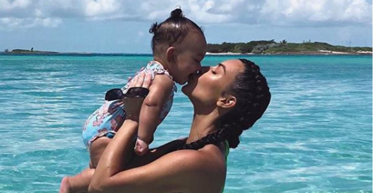 Kim Kardashian pozirala u toplesu s devetomjesečnom kćerkicom