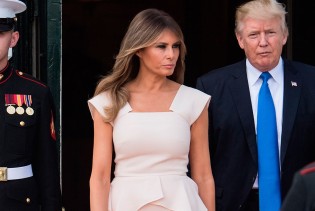 Trump opet svojim postupcima naljutio Amerikance: Melania stoji na kiši ispred Bijele kuće