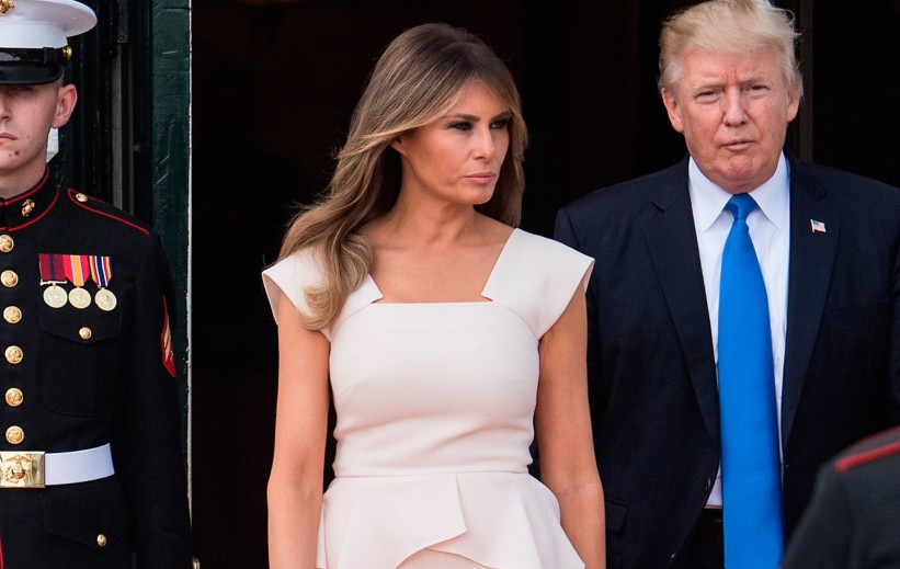 Trump opet svojim postupcima naljutio Amerikance: Melania stoji na kiši ispred Bijele kuće