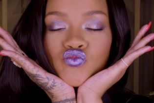 Rihanna u prvom make up tutorijalu za Fenty Beauty pokazala svjetlucavi praznični izgled