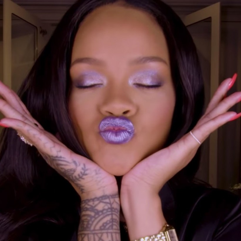 Rihanna u prvom make up tutorijalu za Fenty Beauty pokazala svjetlucavi praznični izgled