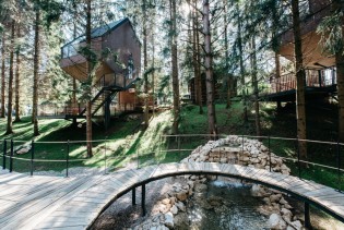 Otvoren prvi hrvatski glamping resort s kućicama na drvetu