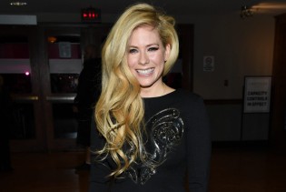 Avril Lavigne iznenadila izborom haljine s dekolteom do pupka
