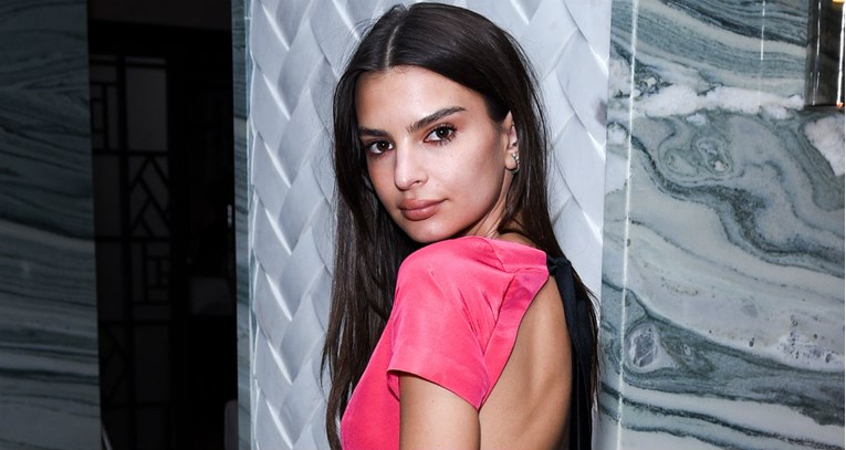 Emily Ratajkowski odmaknula se od svog uobičajenog stila i pretvorila u princezu