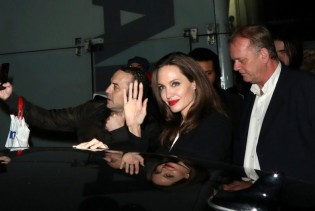 Angelina Jolie u minimalističkoj crno-bijeloj kombinaciji