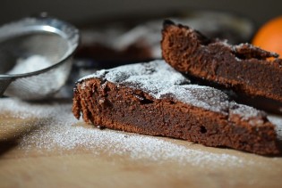 Desert bez grižnje savjesti: Brzi čokoladni kolač koji se neće lijepiti za bokove