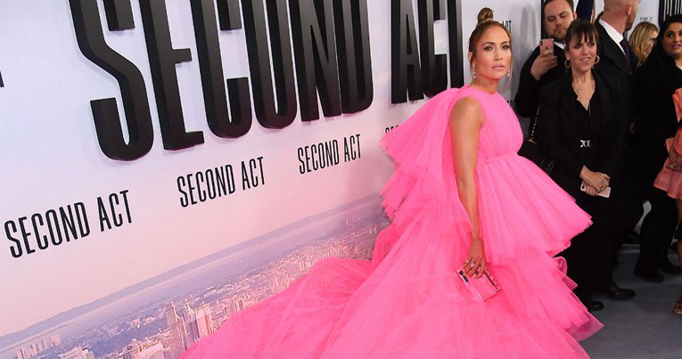 Jennifer Lopez zbog raskošne haljine nije uspjela stati u auto