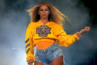 Beyonce na pozornici predstavila novu boju kose i promijenila šest outfita
