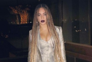 Beyoncein blagdanski outfit uključuje zmijski uzorak i vruće hlačice