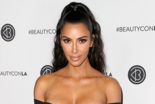 Kim Kardashian boluje od psorijaze: Fanove moli za pomoć