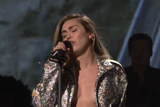 Vratila se stara Miley? Riskantan outfit pjevačice glavna je tema na Twitteru