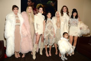 Kardashianke objavile božićnu čestitku bez jedne od sestara