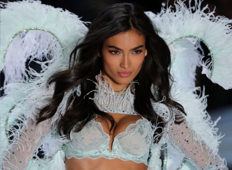 Model Victoria’s Secreta Kelly Gale pod paljbom zbog kruške