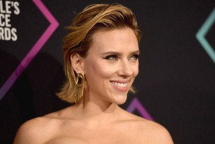 Scarlett Johansson u haljini s izazovnim prorezima pokazala veliku tetovažu