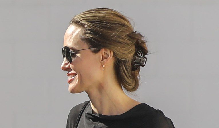 Skockana i nasmijana: Angelina Jolie dugo nije izgledala ovako dobro