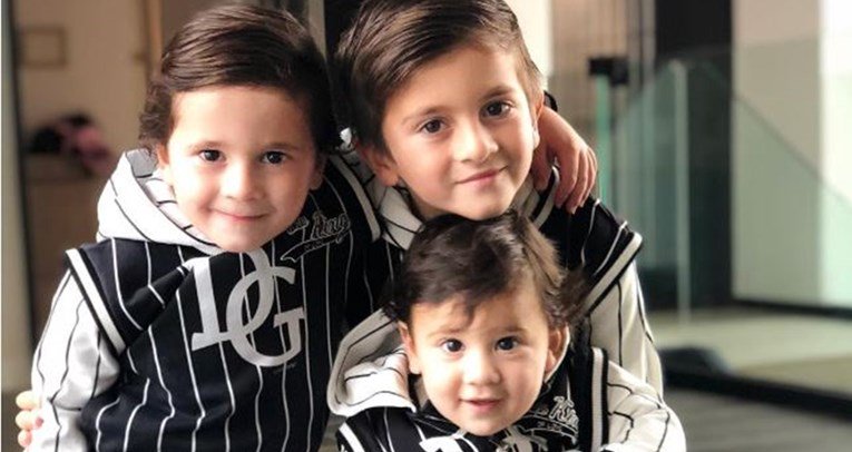 Fotografija od milion lajkova: Ova tri dječaka su klonovi svog legendarnog tate
