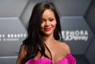 Rihanna u seksi crnom bodiju potvrdila da je sama sebi najbolja reklama