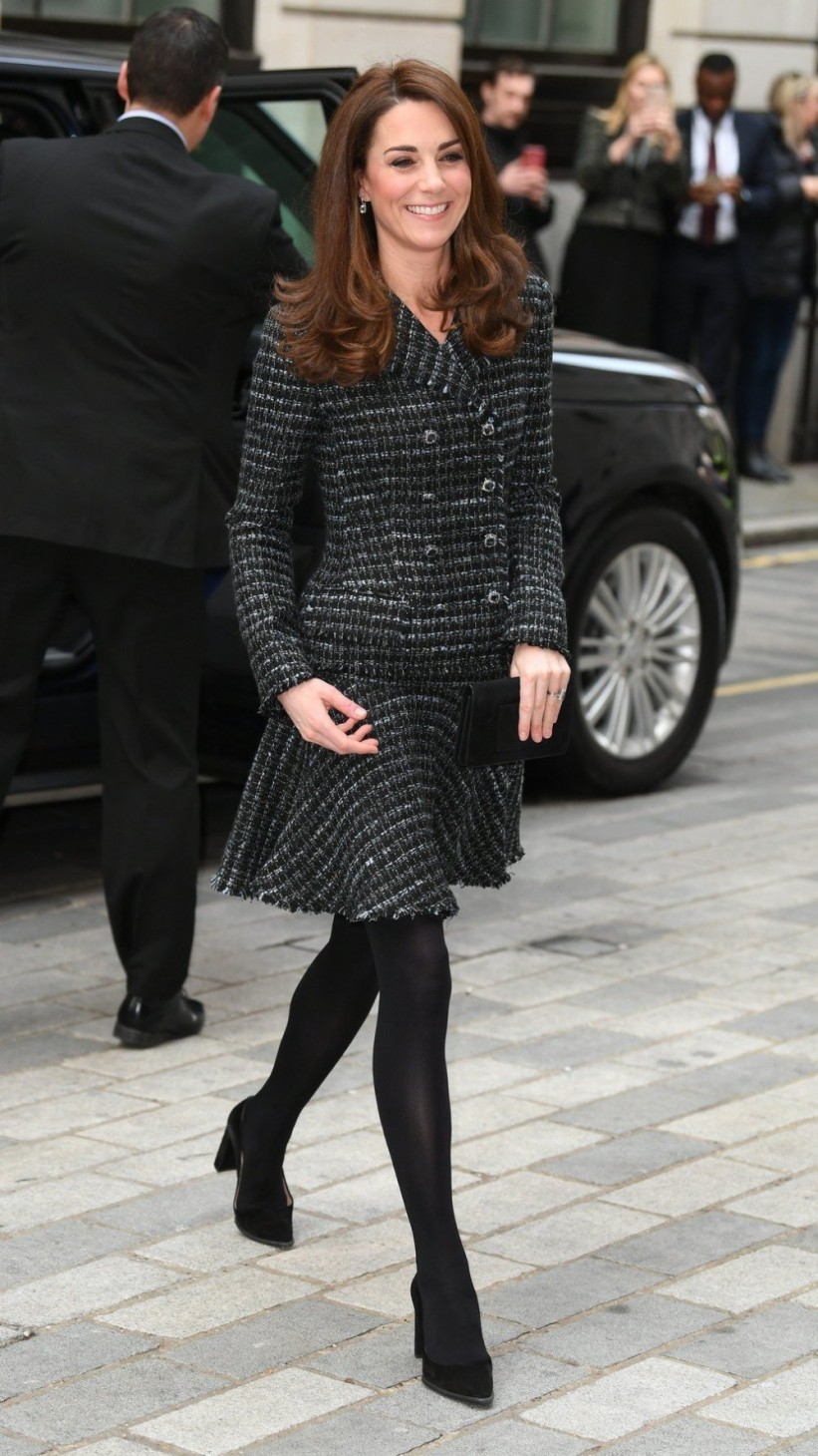 Kate Middleton damskim stajlingom naglasila vitke noge