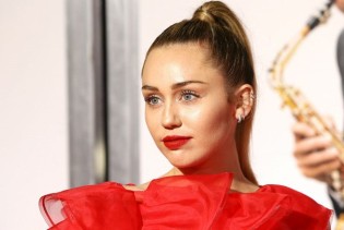 Miley Cyrus dan nakon Grammyja zablistala u ljepšoj haljini od svih na dodjeli